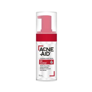 Acne Aid Oil Control Foam 100ml โฟมล้างหน้าออยล์คอนโทรลสำหรับผิวมันและเป็นสิวง่าย ช่วยขจัดสิ่งสกปรกและความมันส่วนเกิน พร้อม Aloe Vera และ Vitamin E ให้ผิวสะอาด นุ่ม ไม่แห้งตึง เหมาะสำหรับใช้ทุกวัน
